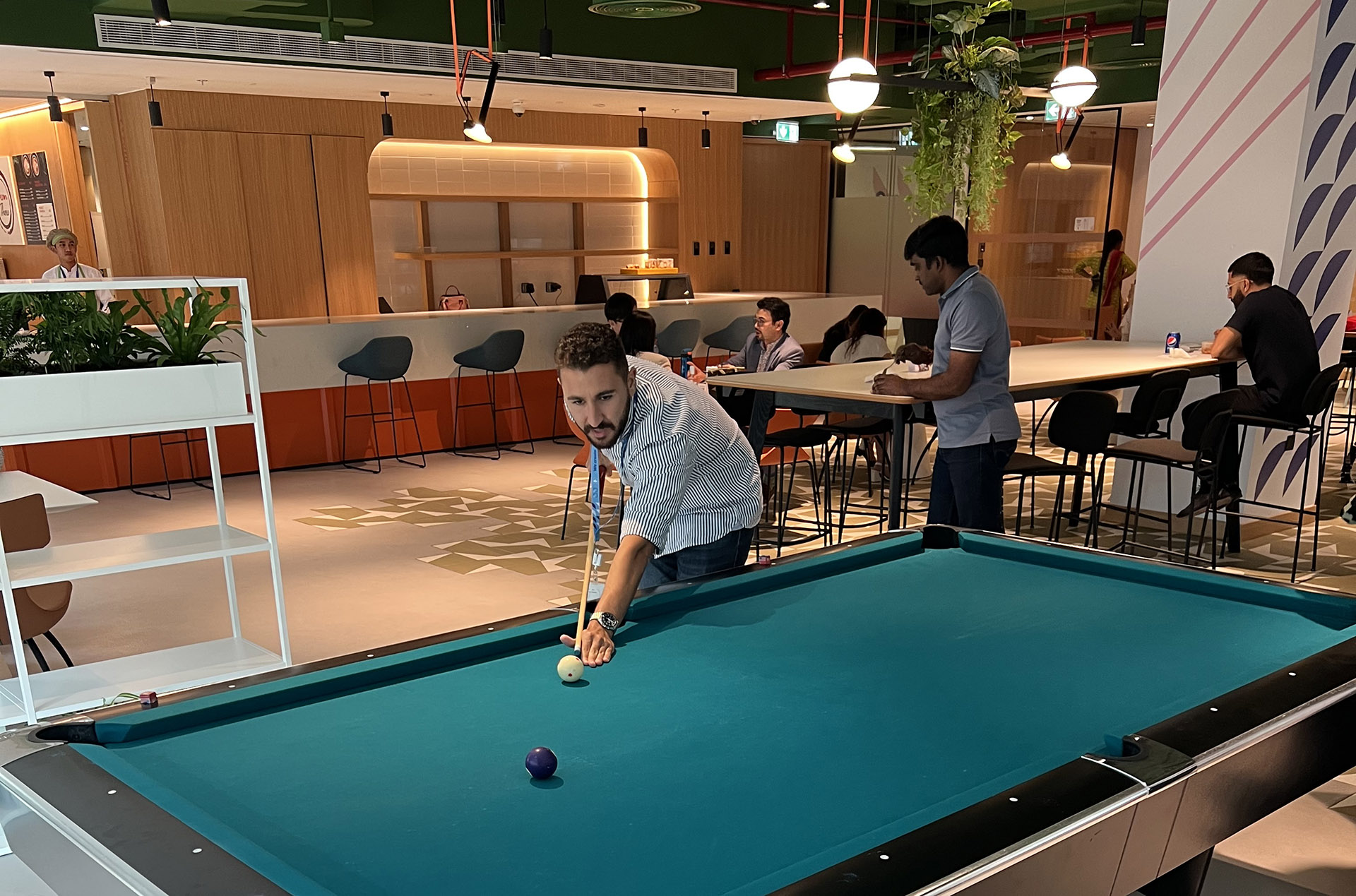 Muaz plays pool at du HQ