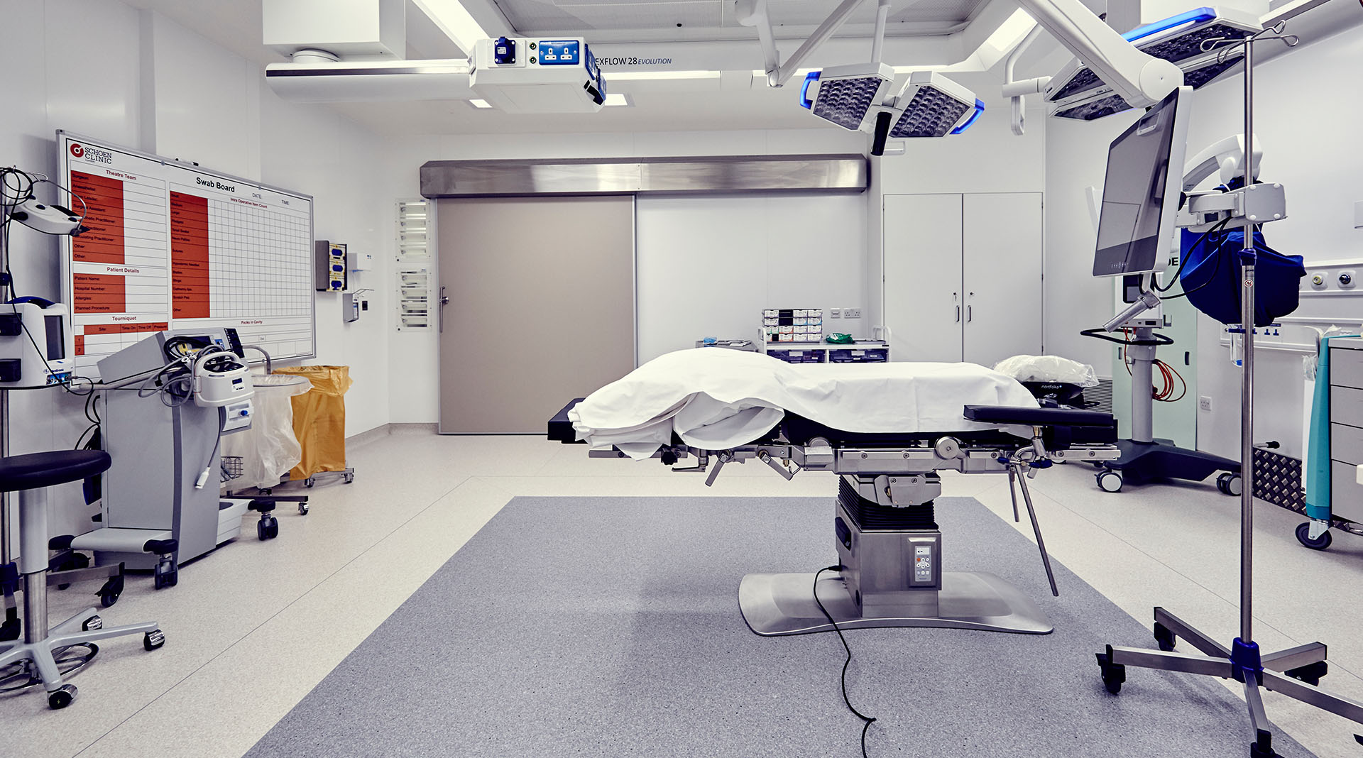 Operating theatre at UK Schoen clinic fit out by ISG