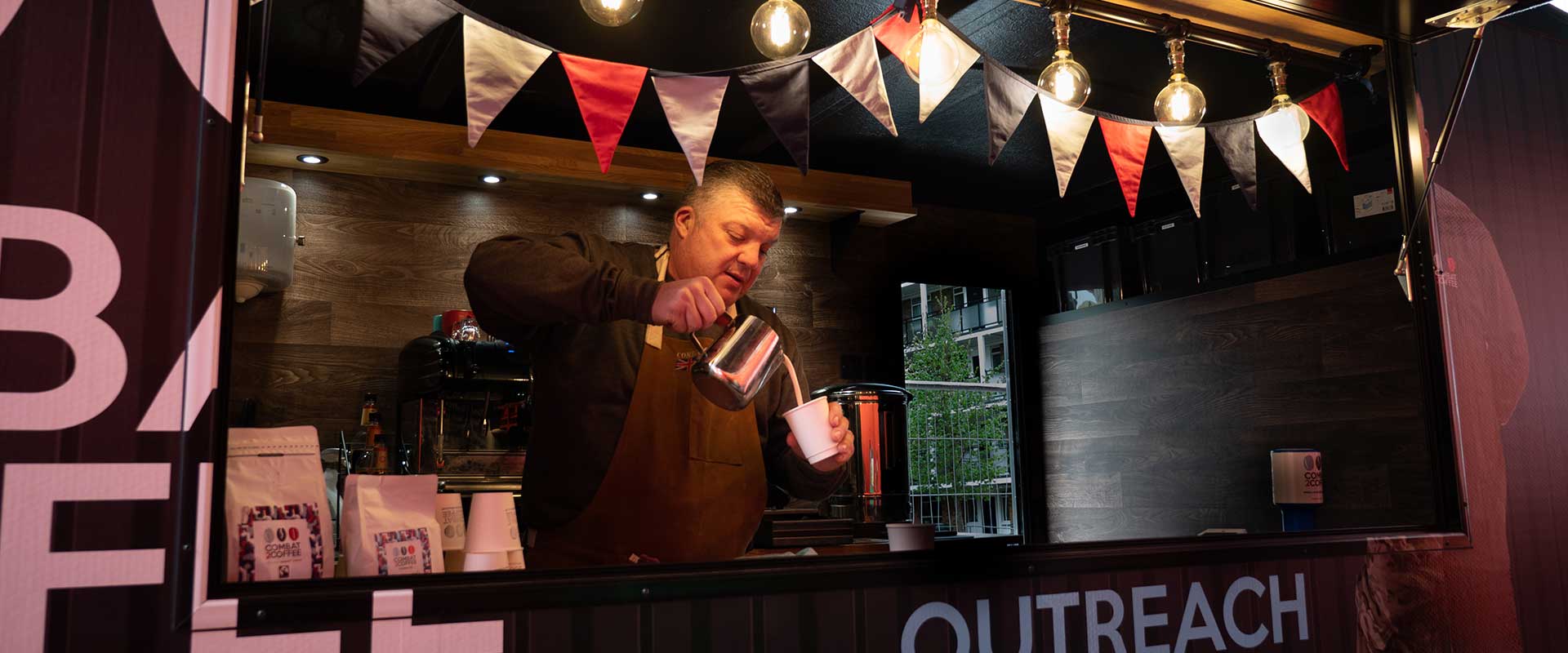  Nigel Seaman schenkt Kaffee am Combat 2 Coffee Kiosk aus ISG